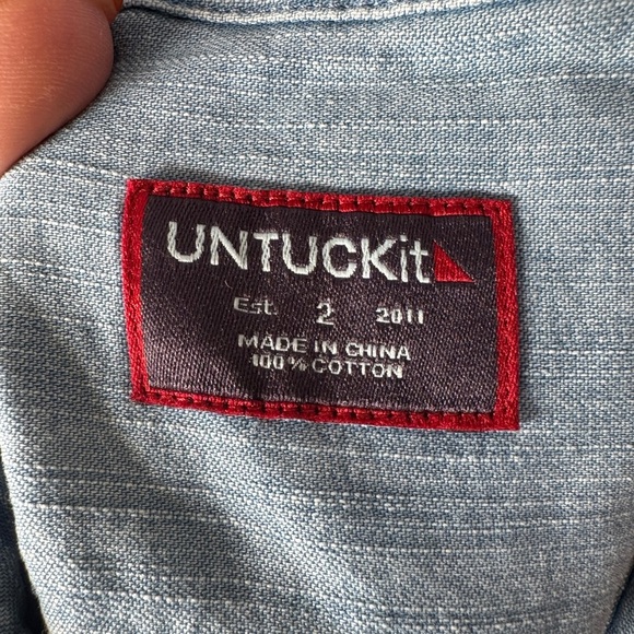 UNTUCKIT NWT Woman’s Alleanza Denim Chambray Button Down Top Pockets Size 2 - Picture 4 of 5